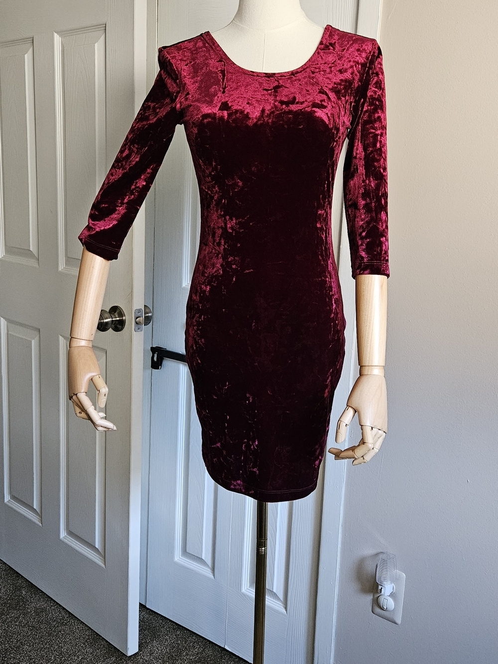 Forever 21 Crushed Velvet Midi Dress in Wine With Accent Back Hook-eye. Size S